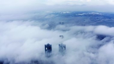 Sisin içinde modern şehrin havadan görünümü 