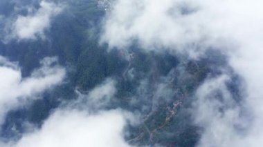 Sis içindeki güzel dağ manzarasının havadan görünüşü