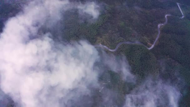 Vista Aérea Del Hermoso Paisaje Montaña Niebla — Vídeos de Stock