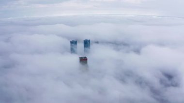 Sisin içinde modern şehrin havadan görünümü