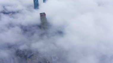 Sisin içinde modern şehrin havadan görünümü