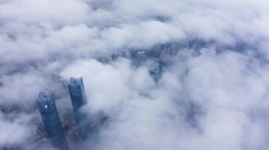 Sisin içinde modern şehrin havadan görünümü