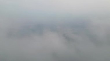 Dağlardaki sisli şehir manzarası