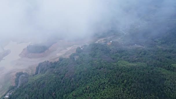 Vista Aérea Del Paisaje Montañoso Niebla — Vídeos de Stock