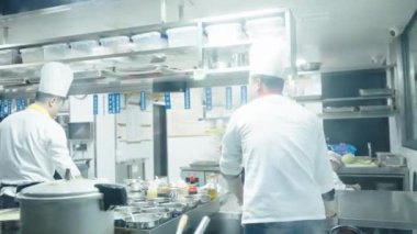 Aşçılar mutfakta yemek pişiriyor.