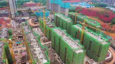 Şantiye vinç ve çalışanları ile