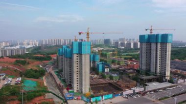 Şantiye vinç ve çalışanları ile