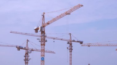 Şantiye vinç ve çalışanları ile