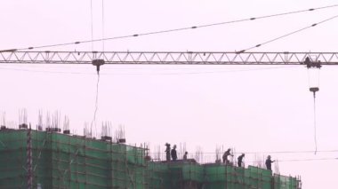 Şantiye vinç ve çalışanları ile