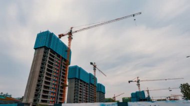 Şantiye vinç ve çalışanları ile