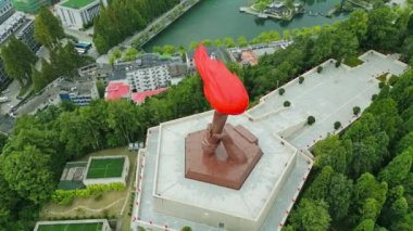 Çin 'de ünlü anıtı olan güzel bir park manzarası.