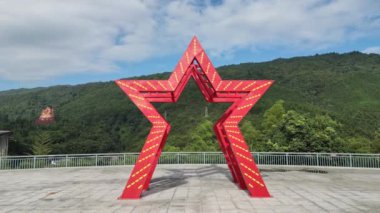 Çin 'de kırmızı yıldızlı güzel bir park manzarası.