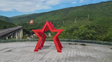 Çin 'de kırmızı yıldızlı güzel bir park manzarası.