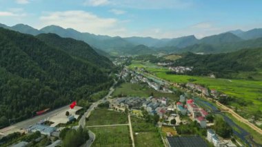 Çin 'de ünlü anıtı olan güzel bir park manzarası.