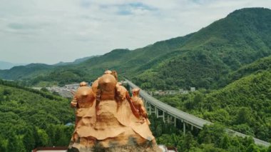 Çin 'de ünlü anıtı olan güzel bir park manzarası.