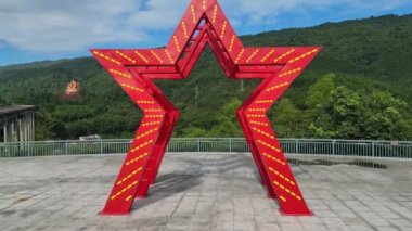 Çin 'de kırmızı yıldızlı güzel bir park manzarası.