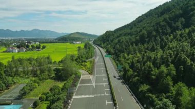 Yeşil bitkilerle kıvrımlı dağ yolu