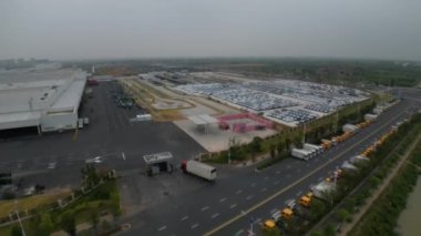 Yüklenmeyi bekleyen kamyonlarla lojistik deponun hava görüntüsü