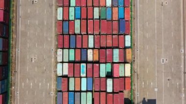 Endüstriyel limandaki konteyner deposunun hava görüntüsü gemi lojistiği, iş yeri, ithalat ve ihracat yoluyla gönderiliyor. Ulaştırma sektörü kavramı.