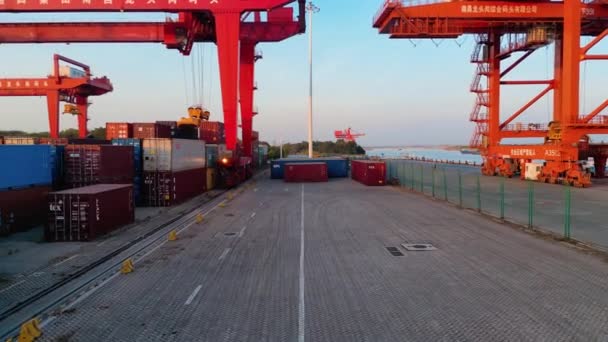 Endüstriyel Limandaki Konteyner Deposunun Hava Görüntüsü Gemi Lojistiği Yeri Ithalat — Stok video