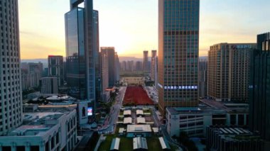 Gün batımında şehrin güzel gece manzarası