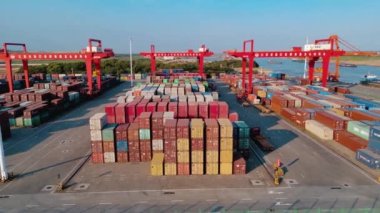 Endüstriyel limandaki konteyner deposunun hava görüntüsü gemi lojistiği, iş yeri, ithalat ve ihracat yoluyla gönderiliyor. Ulaştırma sektörü kavramı.