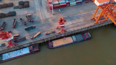 Endüstriyel limandaki konteyner deposunun hava görüntüsü gemi lojistiği, iş yeri, ithalat ve ihracat yoluyla gönderiliyor. Ulaştırma sektörü kavramı.