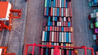 Endüstriyel limandaki konteyner deposunun hava görüntüsü gemi lojistiği, iş yeri, ithalat ve ihracat yoluyla gönderiliyor. Ulaştırma sektörü kavramı.