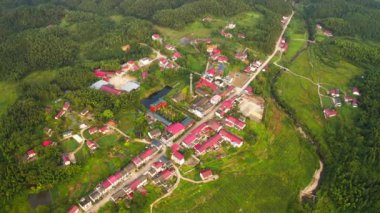 Göl manzaralı şehir manzarası