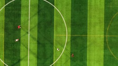Futbol sahasında futbol oynayan atletlerin hava manzarası.
