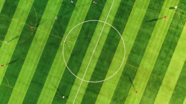 Futbol sahasında futbol oynayan atletlerin hava manzarası.