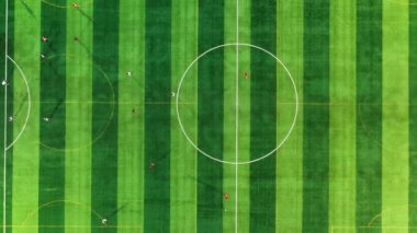 Futbol sahasında futbol oynayan atletlerin hava manzarası.