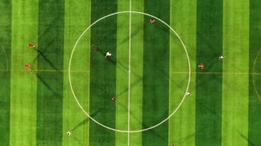 Futbol sahasında futbol oynayan atletlerin hava manzarası.