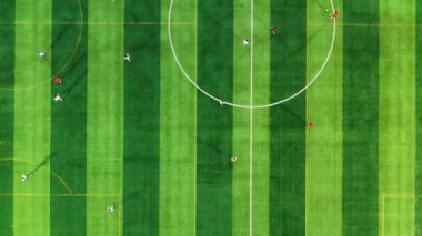 Futbol sahasında futbol oynayan atletlerin hava manzarası.