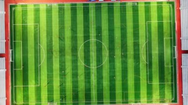 Futbol sahasında futbol oynayan atletlerin hava manzarası.