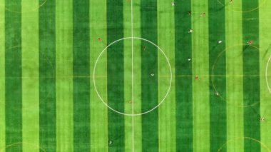 Futbol sahasında futbol oynayan atletlerin hava manzarası.
