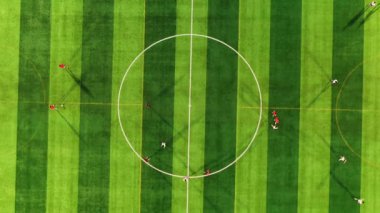 Futbol sahasında futbol oynayan atletlerin hava manzarası.