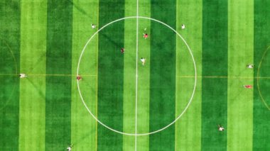 Futbol sahasında futbol oynayan atletlerin hava manzarası.