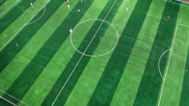 Futbol sahasında futbol oynayan atletlerin hava manzarası.
