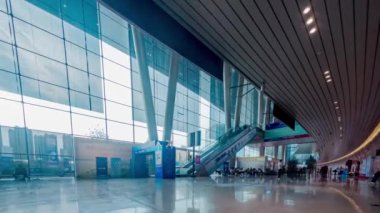İnsanlarla birlikte modern havaalanı iç mekanının zamanaşımı görünümü