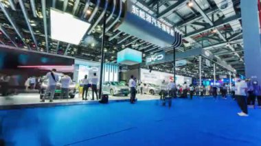 İnsanlar motor fuarını ziyaret ediyor, zaman aşımı.