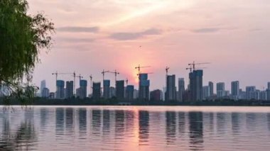 Hangzhou şehrinin üzerinde güzel bir günbatımı