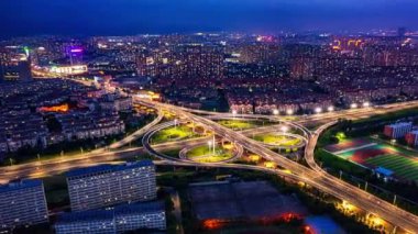 Nanchang, Jiangxi, Çin 'in şehir manzarasının hızlandırılmış hava görüntüsü