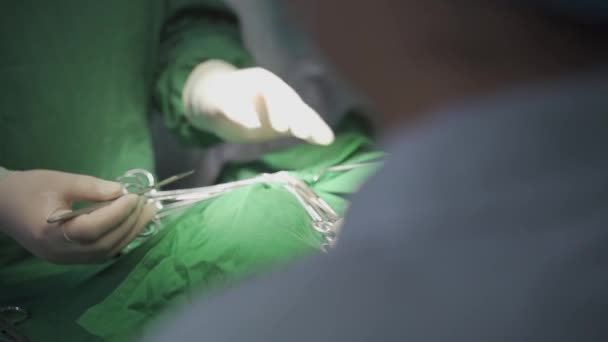病院での手術のデモンストレーションまたはシミュレーション 外科医の手が働いている 医学と医療のコンセプト — ストック動画