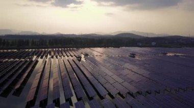 Güneş fotovoltaik enerji istasyonunun hava görüntüsü
