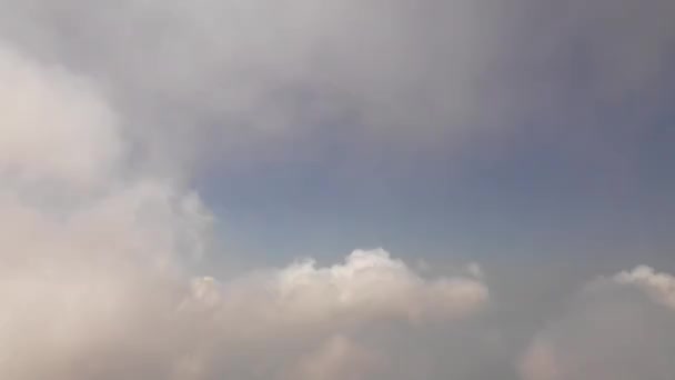 Όμορφο Μπλε Ουρανό Και Σύννεφα Στο Παρασκήνιο — Αρχείο Βίντεο