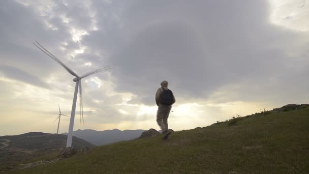 Turbiny Wiatrowe Krajobrazie Górskim Męski Plecak Turystyczny Zachodzie Słońca — Wideo stockowe