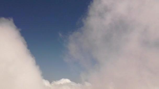 Güzel Mavi Gökyüzü Arka Planda Bulutlar — Stok video