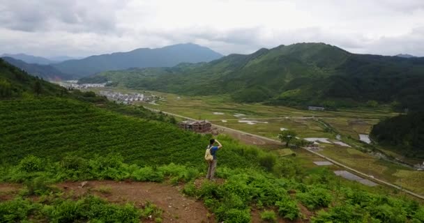 Yeşil Dağlarda Duran Erkek Sırt Çantasının Hava Görüntüsü — Stok video