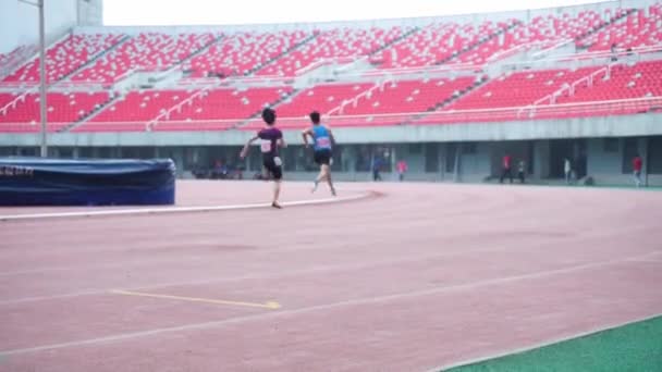 运动员在体育场跑道上的模糊 — 图库视频影像